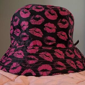 Darling Betsey Johnson Reversible Bucket Hat M / L  Solid Black / Kisses